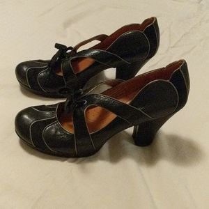 Naya briar two toned scalloped heels mary Jane 8.5